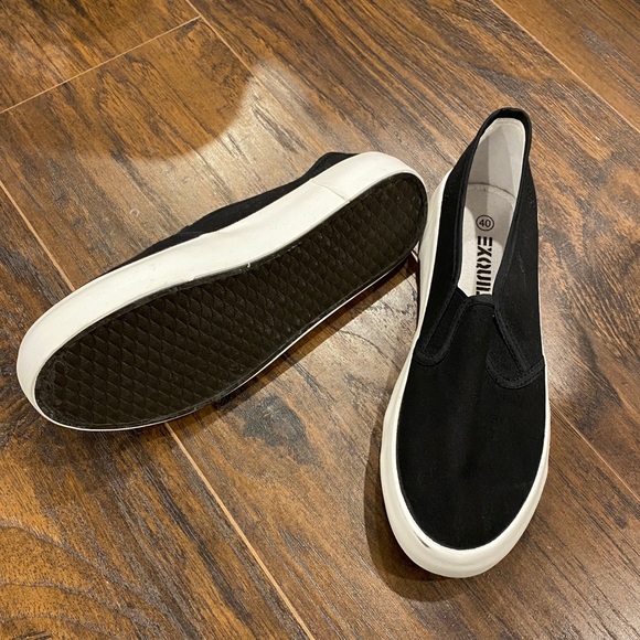 New black shoes. Never worn - Picture 2 of 2